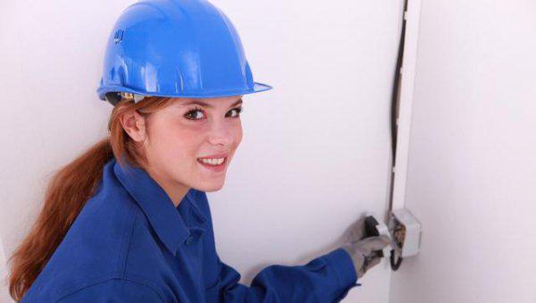 家里的电灯为什么关了还会闪