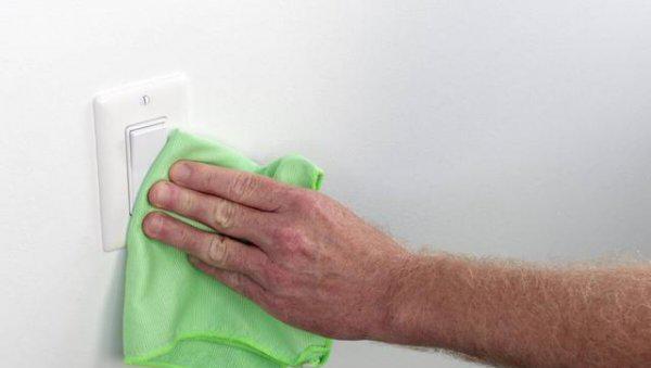 家里的电灯为什么关了还会闪