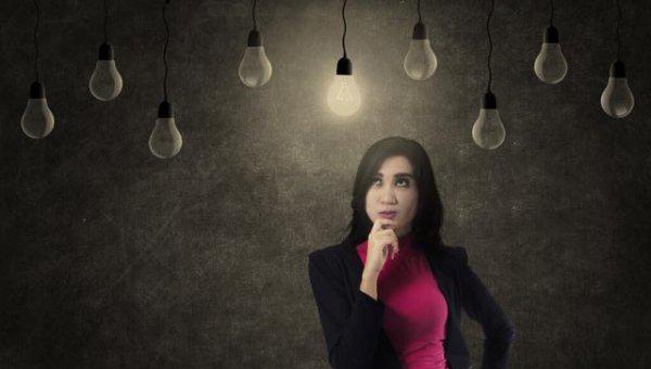 家里的电灯为什么关了还会闪