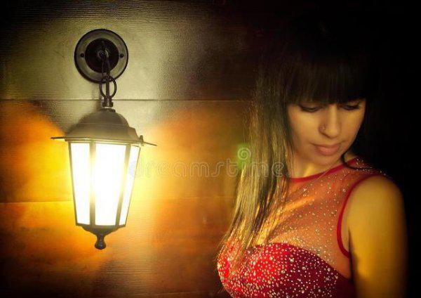 家里的电灯为什么关了还会闪