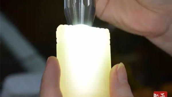 真玉和假玉在灯光下有啥区别