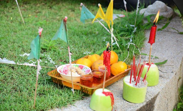 上坟供品能带回家吃么