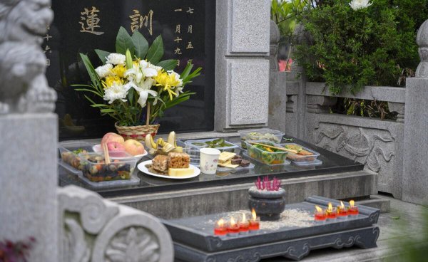 上坟供品能带回家吃么