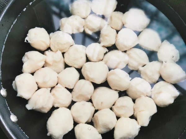 一斤鱼肉放多少淀粉做鱼丸