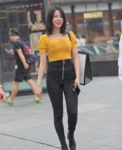 黄色上衣搭配什么颜色裤子好看