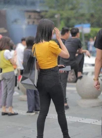 黄色上衣搭配什么颜色裤子好看