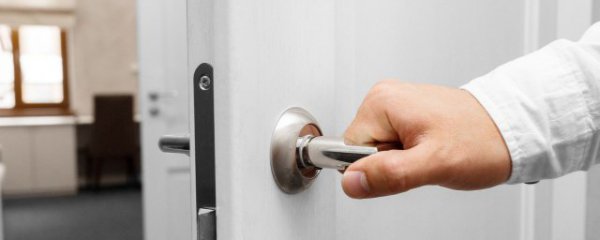 梦见门倒了是什么意思