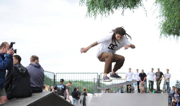 滑板初学者怎么选滑板品牌