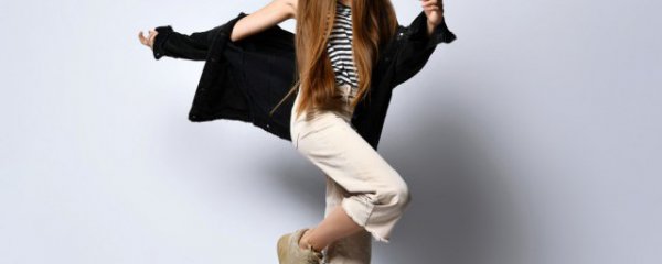 卡其色裤子配什么颜色t恤