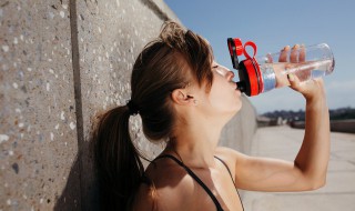 送给朋友水杯刻什么字 送给朋友水杯刻字推荐