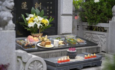 上坟供品能带回家吃么 祭祀上供的东西拿回家好不好