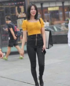黄色上衣搭配什么颜色裤子好看 黄上衣的最佳搭配图片