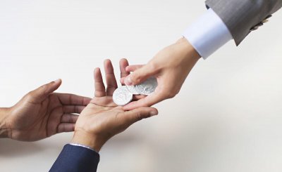 女人向你借钱代表什么意思 一个女的向你借钱说明什么