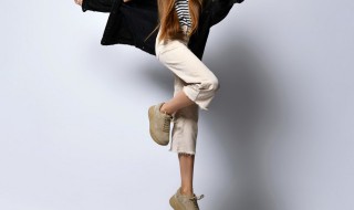 卡其色裤子配什么颜色t恤 卡其色裤子配什么样的T恤