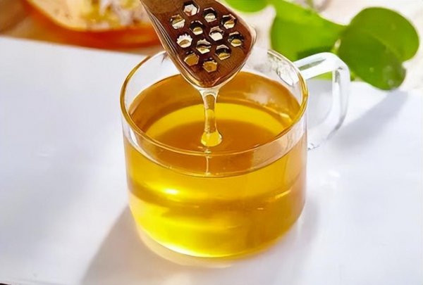 蜂蜜真假用水一冲就知道