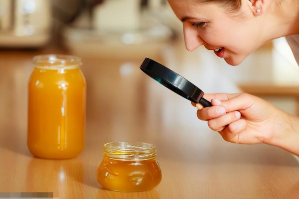 蜂蜜真假用水一冲就知道