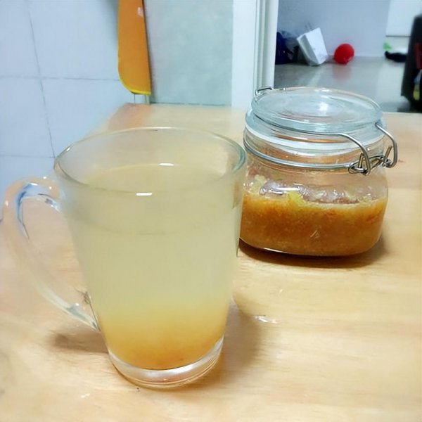 蜂蜜真假用水一冲就知道