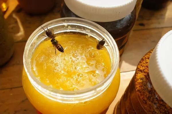 蜂蜜真假用水一冲就知道