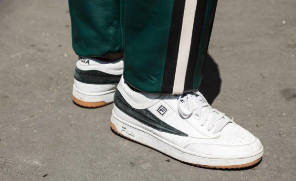 胶底鞋子走路吱吱响怎么解决