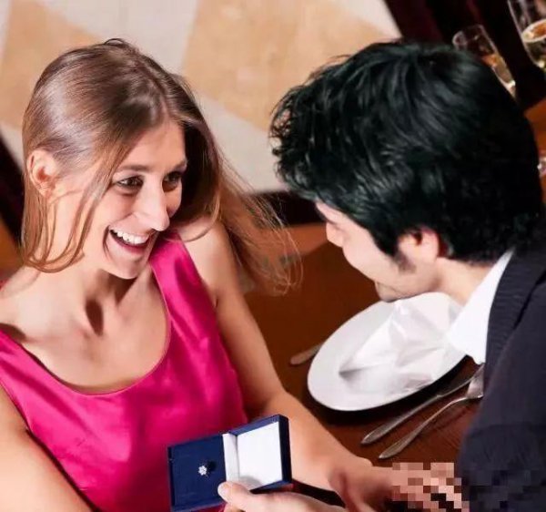 已婚妇女喜欢一个男人时有哪些表现