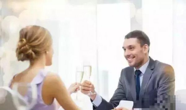 已婚妇女喜欢一个男人时有哪些表现