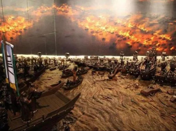 献连环计火烧赤壁的是谁