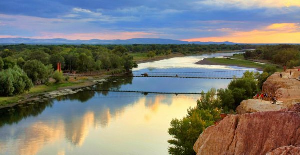 吐鲁番盆地是世界上最低的盆地吗