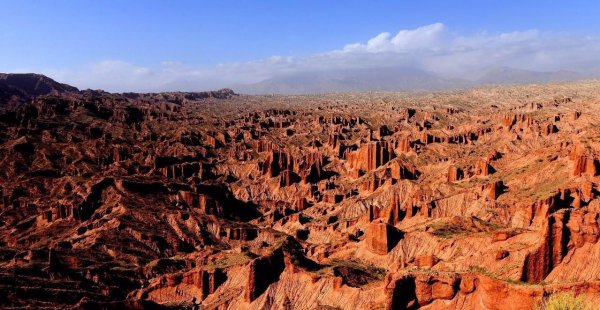 吐鲁番盆地是世界上最低的盆地吗