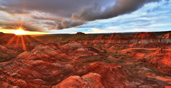 吐鲁番盆地是世界上最低的盆地吗
