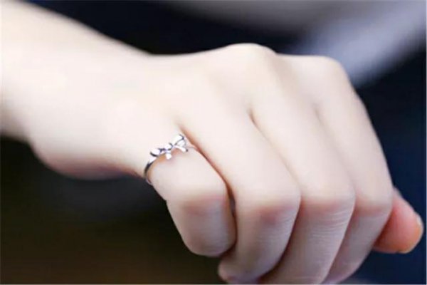 女生戴戒指左右手区别图片