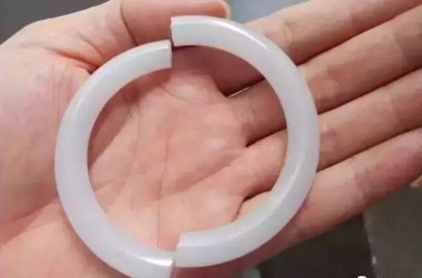 和田玉可以带着洗澡吗