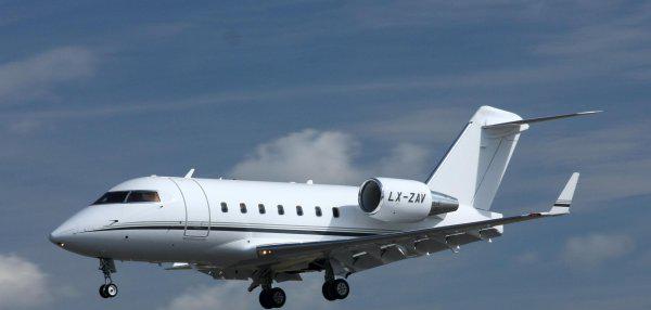 飞机每小时行驶多少千米