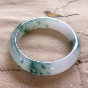 玉里有棉絮状是好玉吗 玉手镯有棉絮状是怎么回事