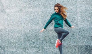 运动穿暴汗服好还是普通运动装好 运动穿暴汗服还是运动装合适