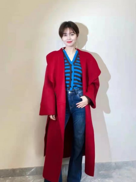 衣服红配蓝好看吗