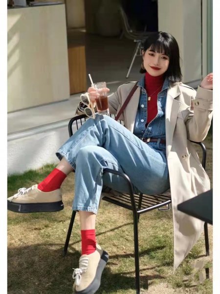 衣服红配蓝好看吗