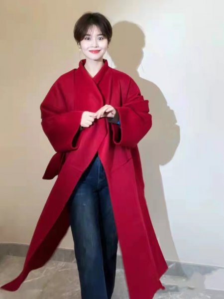 衣服红配蓝好看吗