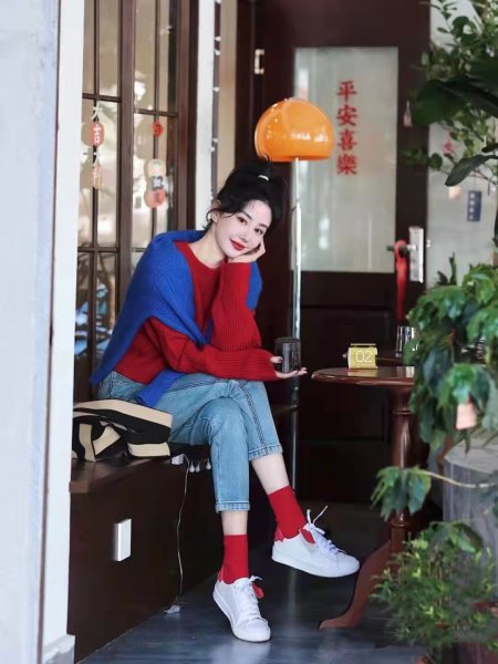 衣服红配蓝好看吗