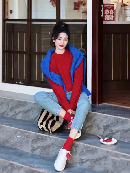 衣服红配蓝好看吗