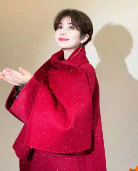 衣服红配蓝好看吗