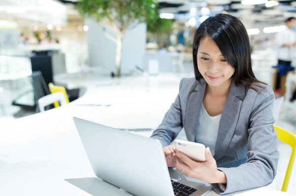 过年领导发红包该不该收