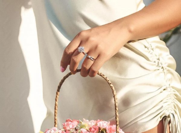 左手中指戴戒指代表什么意思