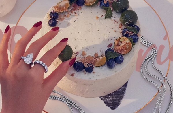 左手中指戴戒指代表什么意思