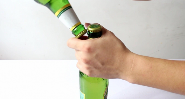 打火机怎么开啤酒瓶盖子技巧