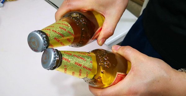 打火机怎么开啤酒瓶盖子技巧