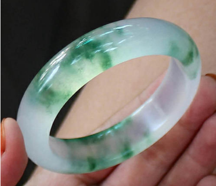 买冰种飘花翡翠注意好点