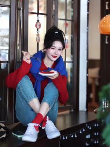 衣服红配蓝好看吗 服装搭配红和蓝为什么是好看的一对