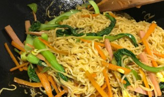 绿豆芽炒方便面怎么做好吃 绿豆芽炒方便面如何做好吃
