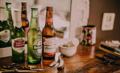 打火机怎么开啤酒瓶盖子技巧 图解砰地一声打开瓶盖