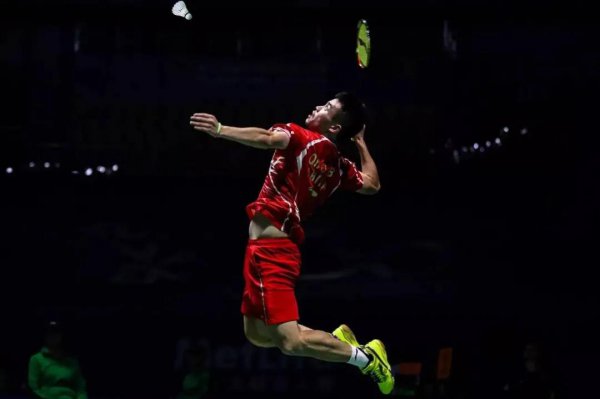 羽毛球怎么扣球才有力量